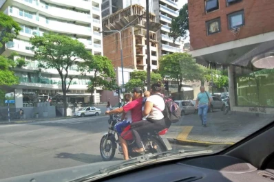 Dos adultos y dos niños arriba de una moto en Salta y Marcos Paz