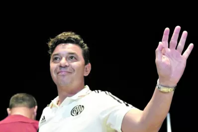 Gallardo cambió el esquema y reforzó la defensa