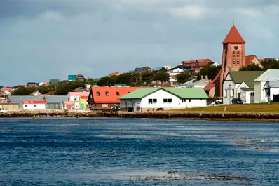 En el estreno del vuelo Córdoba-Malvinas hubo protestas en el aeropuerto cordobés