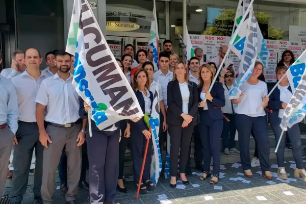 Protesta de bancarios por ajustes en una entidad privada