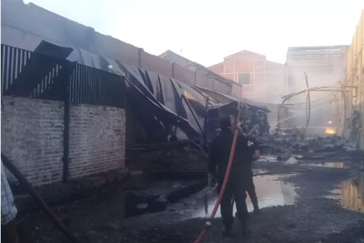 Los bomberos trabajan para apagar el fuego en La Esperanza.