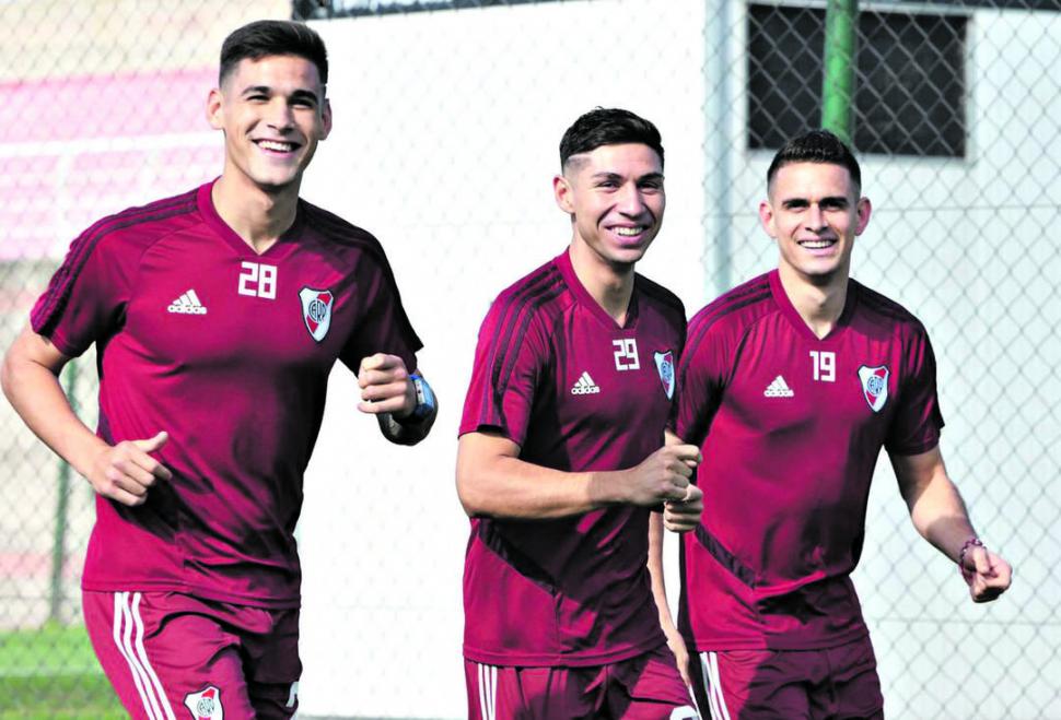 DISTENDIDOS. Luca Martínez Quarta, Gonzalo Montiel y Rafael Santos Borré fueron sorprendidos en plena actividad.   