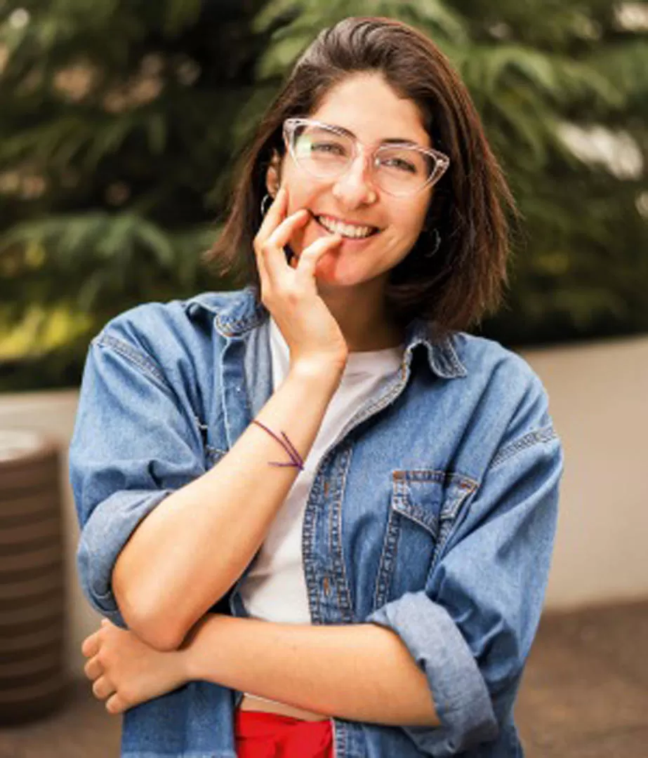 CANDELA YATCHE. La autora sonríe durante la entrevista; su análisis se centra en los estereotipos de belleza. 