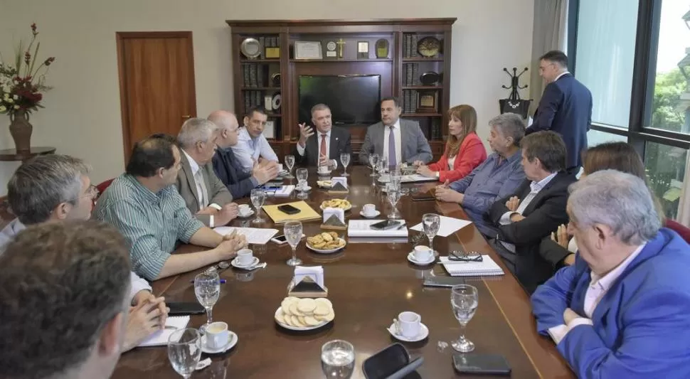 LABOR PARLAMENTARIA. Jaldo (a cargo del Ejecutivo) y Amado (como presidente subrogante) coordinaron la primera reunión entre jefes de bloque. prensa poder legislativo