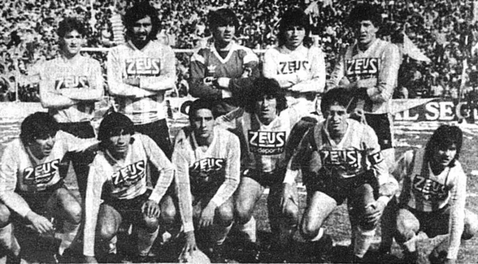EN LA HISTORIA. Es el equipo que jugó el último partido ante Sarmiento de Resistencia y ascendió a la B Nacional. De izquierda a derecha están: Fabián García, Miguel Diamante, Jorge Albornoz, Julio Lencina y Salvador Mónaco. Abajo, Martín Cáceres, Raúl Maidana, Luis Iriarte, Raúl Aredes, Luis Reartez y Antonio Apud. 