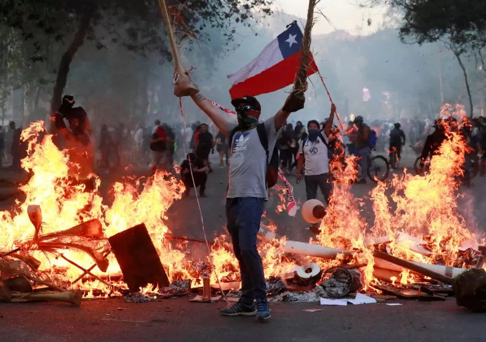 BARRICADAS. El acuerdo para llamar a una asamblea constituyente no conformó a todos los sectores, que continúan pidiendo cambios profundos. reuters 