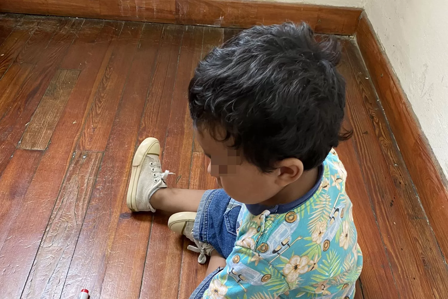 EL NENE. Jugó en el piso mientras su mamá hacía el examen.