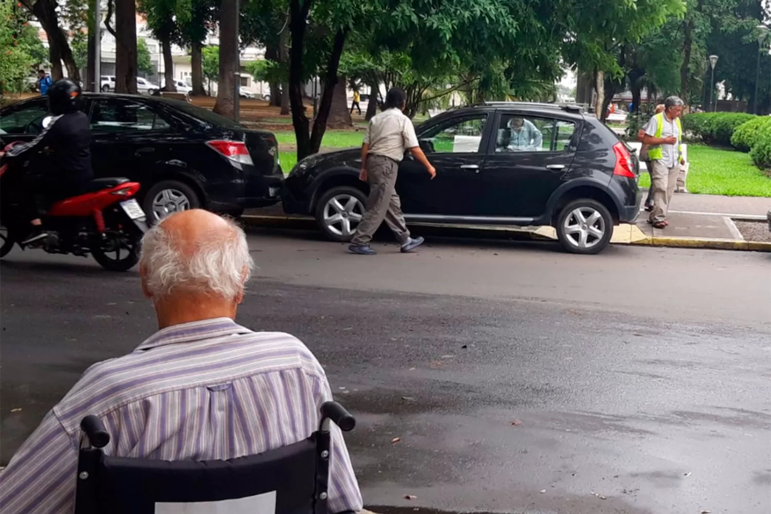 Un conductor obstruye una rampa para discapacitados frente a un hospital