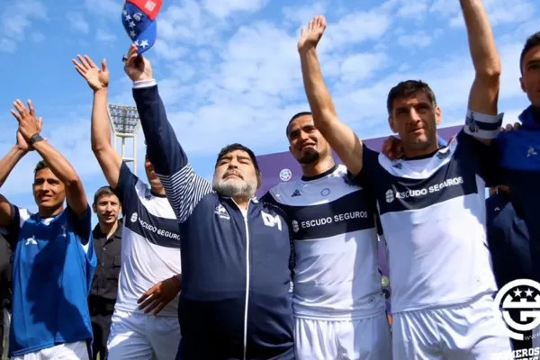 48 horas después de haber renunciado, Diego Maradona volvió a Gimnasia