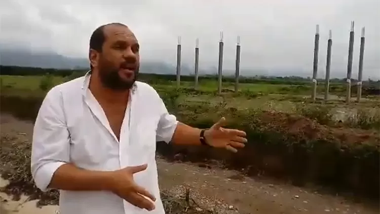 Juan Carlos Bernard, delegado comunal, en la obra clausurada.