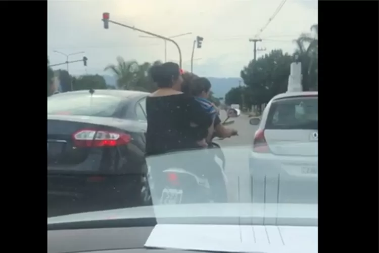 Captura del video enviado por Dante Loza, en la esquina de Belgrano y Camino del Perú.