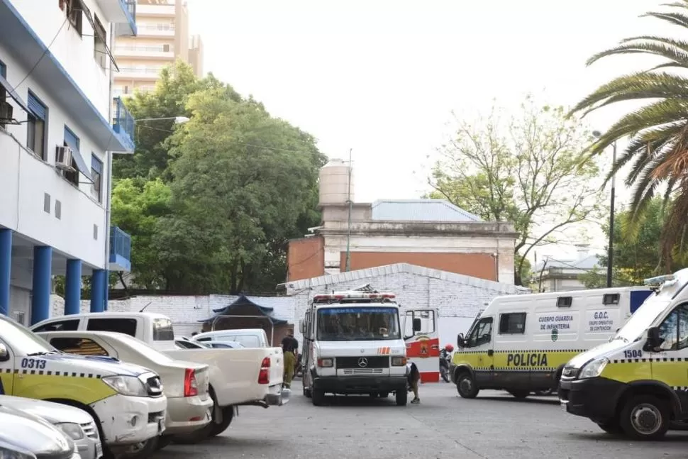 CALMA. Los bomberos de la Policía en el patio del edificio de Junín al 800. la gaceta / foto de diego aráoz