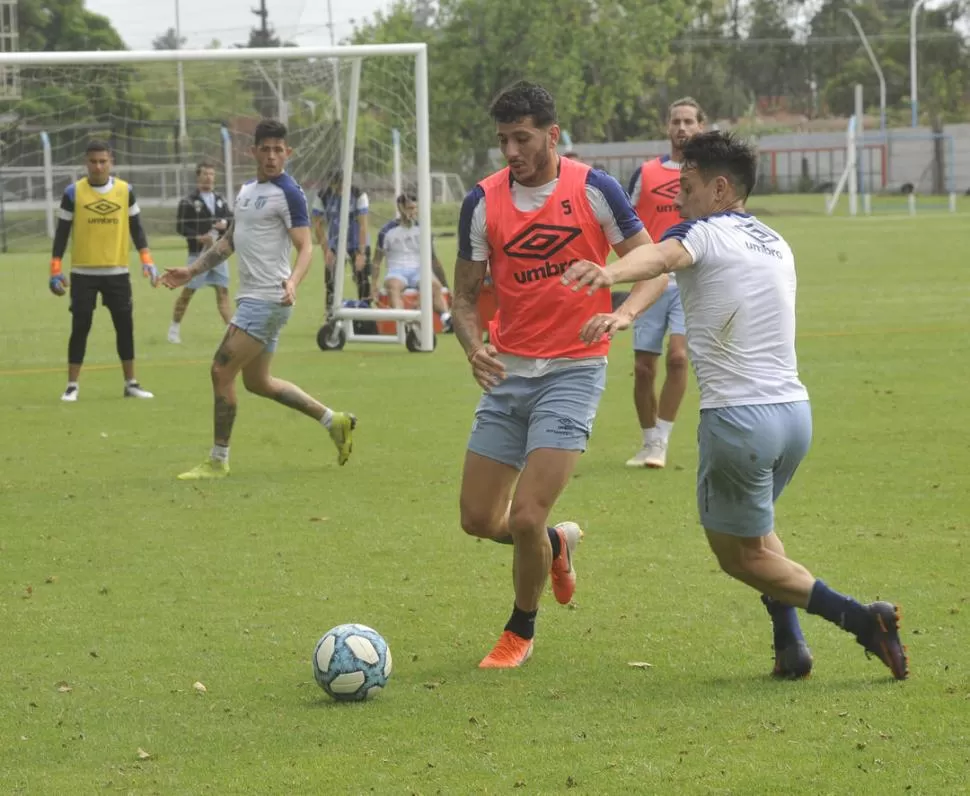 OTRA CHANCE. Castellani domina la pelota durante el ensayo. El volante intentará convencer a Zielinski para jugar de 11. la gaceta / foto de ANTONIO FERRONI