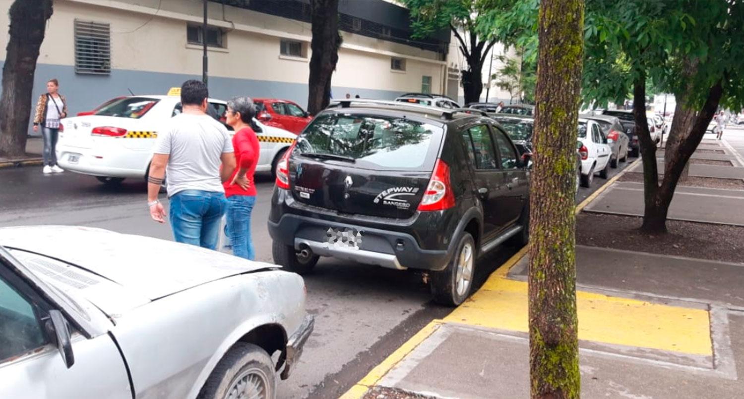 Un conductor obstruye una rampa para discapacitados frente a un hospital