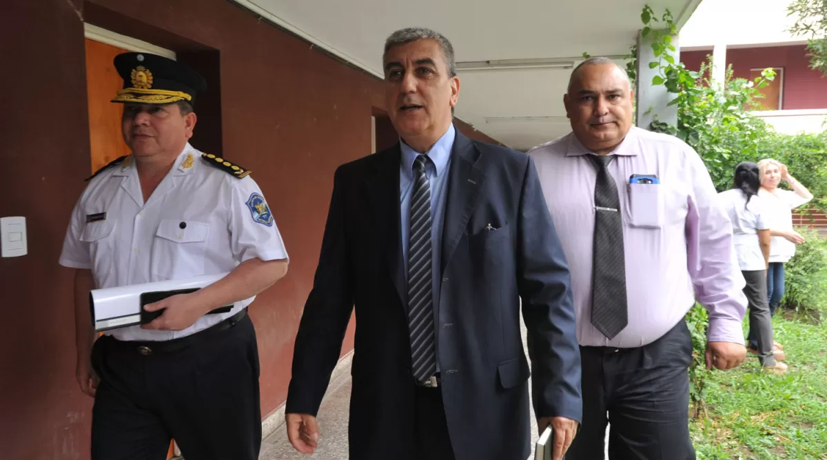 EN EL JUZGADO. Ibáñez, secretario de Seguridad, y Manuel Bernachi, jefe de Policía, al salir de la audiencia.