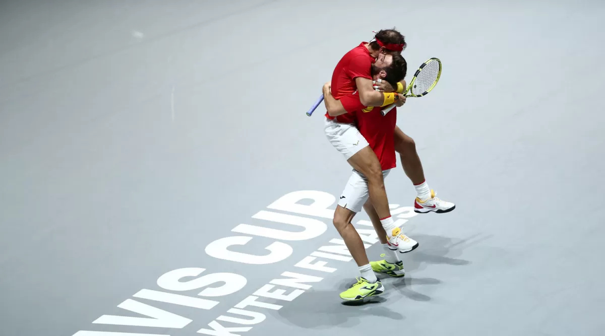 TRABAJO FINALIZADO. El festejo fue efusivo, primero entre los dos integrantes de la dupla: a Granollers le quedó mucha energía para cargar a Nadal. Después hubo más celebración con sus compañeros.    