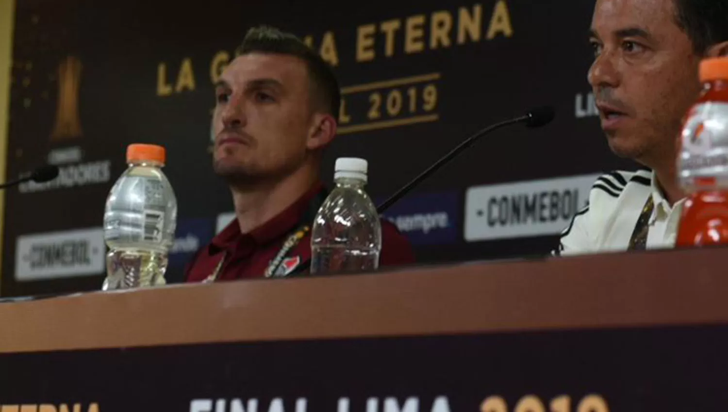 Gallardo junto a Franco Armani, en la conferencia de prensa programada por Conmebol. (FOTO TOMADA DE TWITTER @RiverPlate)