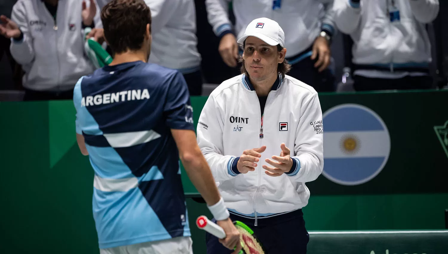 Gudio Pella logró un gran triunfo y el capitán Gastón Gaudio lo reconoció con este aplauso. (FOTO TOMADA DE TWITTER @CopaDavis)