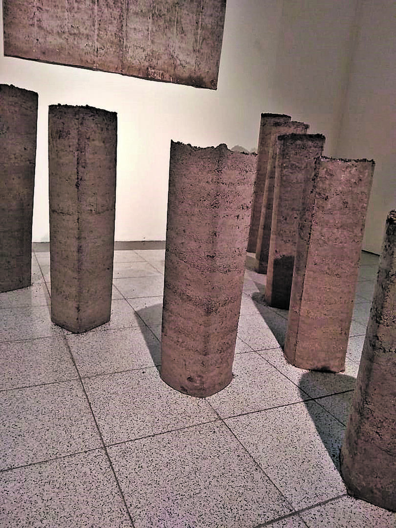 TRANSFORMACIÓN. “Perspicere”, de Sofía Noble, se modifica a través del tiempo y pierde materia y sustancia. Los prismas construidos con tierra tienen 20 cm menos desde que están ubicados en la sala. 