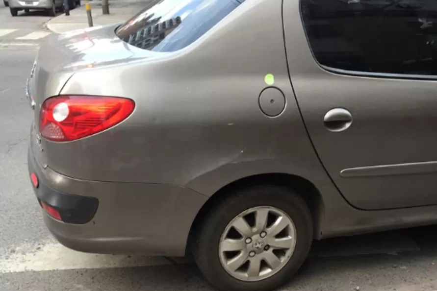 Postales de todos los días: conductores obstruyen el paso en rampas para discapacitados