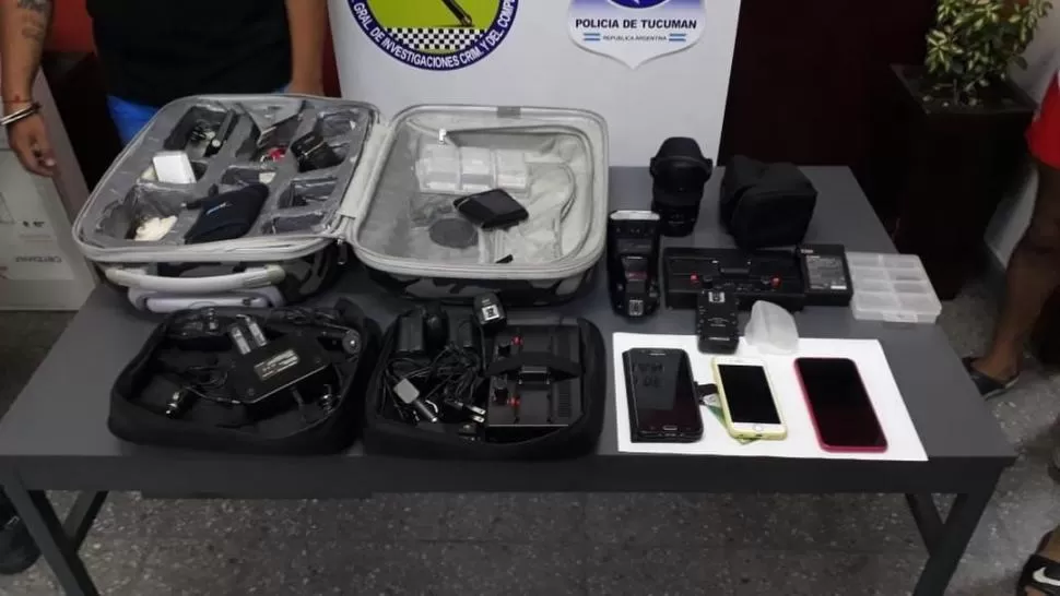 LOS ELEMENTOS RESCATADOS. Los policías fingieron ser compradores y, tras encontrarse con uno de los ladrones, pudieron capturar a todos.  