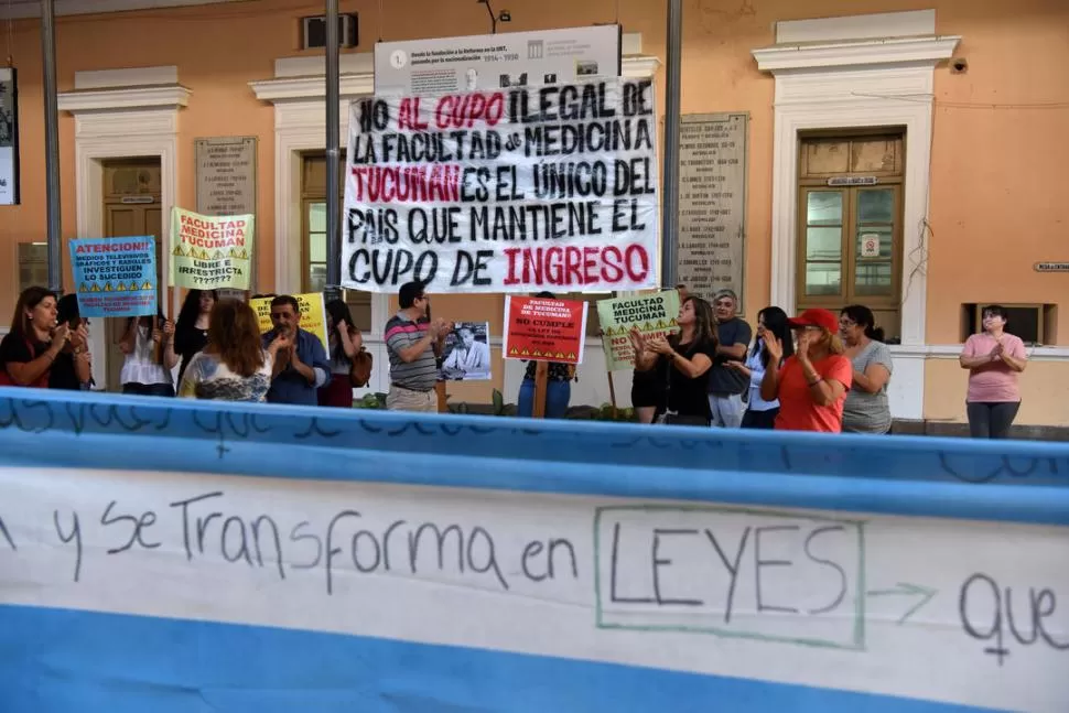 RECLAMO DE PADRES Y ASPIRANTES. Presentaron un pedido de impugnación al reglamento de admisión. la gaceta / foto de DIEGO ARAOZ