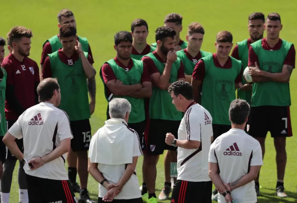 EL GRAN ESTRATEGA. Marcelo Gallardo dialoga con los jugadores en la sesión que llevó a cabo en el estadio de Alianza.  reuters