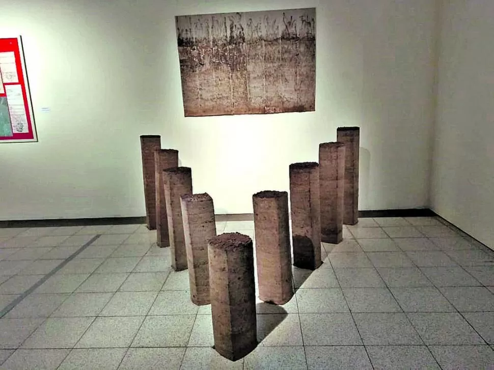 TRANSFORMACIÓN. “Perspicere”, de Sofía Noble, se modifica a través del tiempo y pierde materia y sustancia. Los prismas construidos con tierra tienen 20 cm menos desde que están ubicados en la sala. 