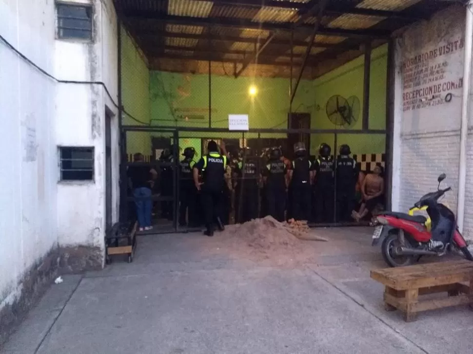 EL ÚLTIMO INCIDENTE. Los detenidos en la ex Brigada se amotinaron para solicitar que sean enviados al penal de Villa Urquiza para estar más cómodos.  