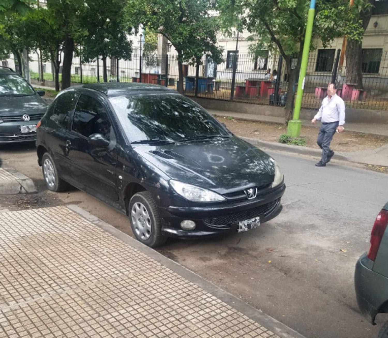 Postales de todos los días: conductores obstruyen el paso en rampas para discapacitados