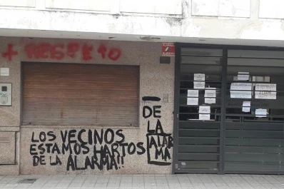 Hartos de una alarma que no para de sonar, los escracharon con pintadas