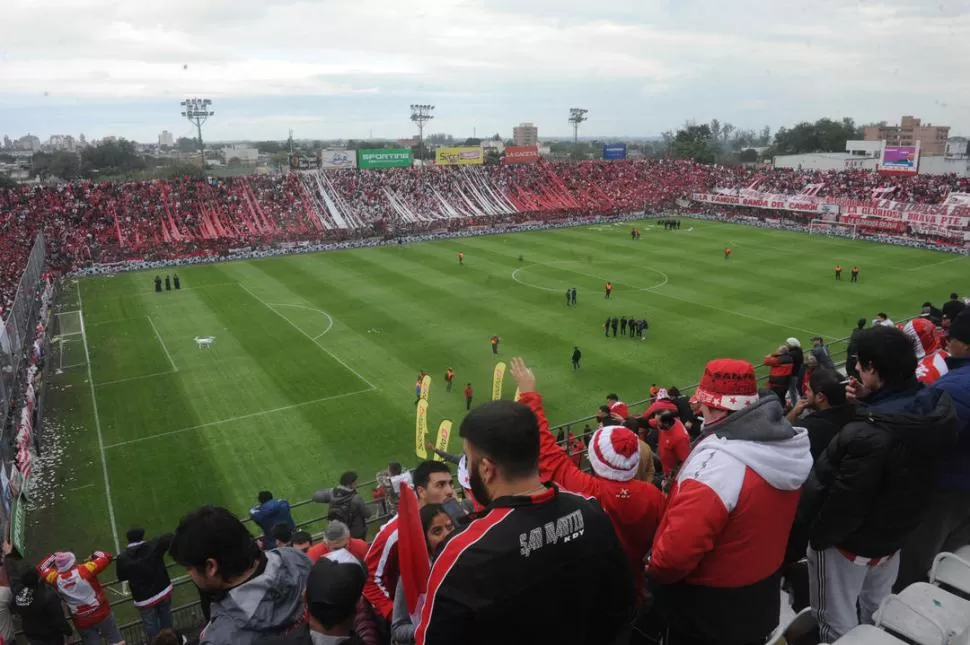 COLOR Y CALOR. Los hinchas preparan una mega fiesta para despedir a un equipo que viene mostrando un gran nivel. la gaceta / foto de Antonio Ferroni