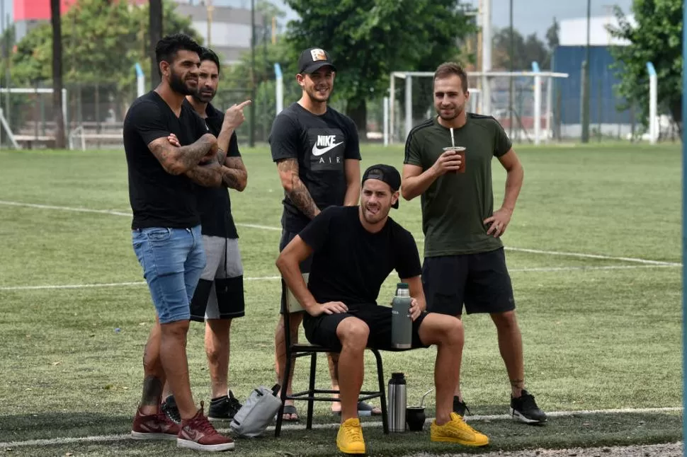 RÉLAX. Luego de haber concluido la práctica, Toledo, Lucchetti, Heredia y Melano, tomaron mates junto con un amigo.  la gaceta / foto de Ines Quinteros Orio