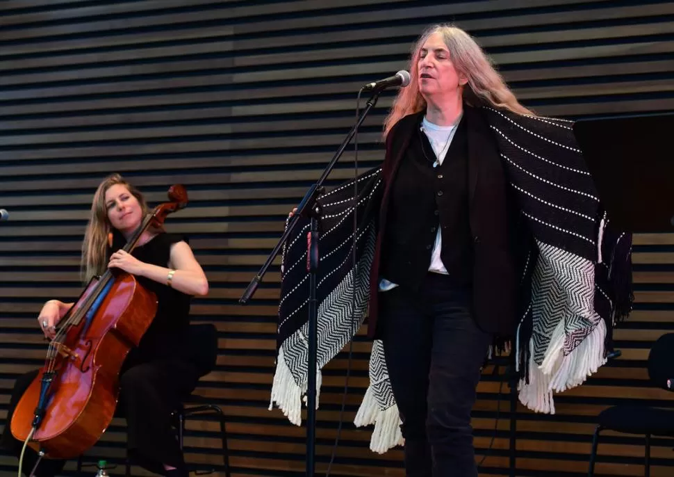 NO PODÍA FALTAR LA MÚSICA. Después de la conferencia de prensa Smith brindó un miniconcierto en el CCK. 