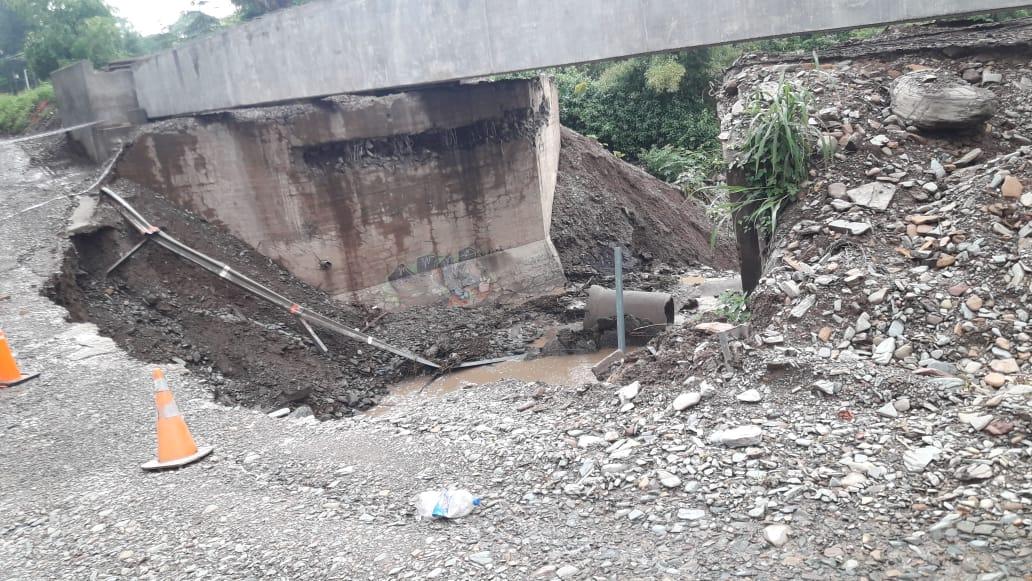 Sin paso: las lluvias destrozaron el puente alternativo sobre el río Muerto