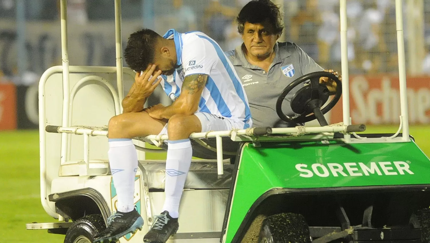 MUCHO DOLOR. El Loco debió ser reemplazado a los 30 minutos del partido jugado anoche ante San Lorenzo.