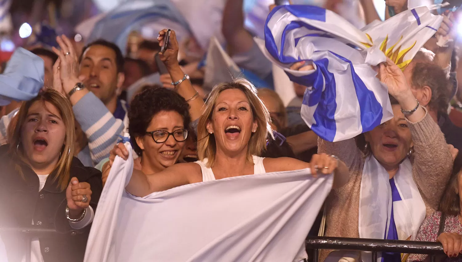 Simpatizantes del candidato opositor del Partido Nacional, Luis Lacalle Pou, esta noche al Bunker partidario. TÉLAM