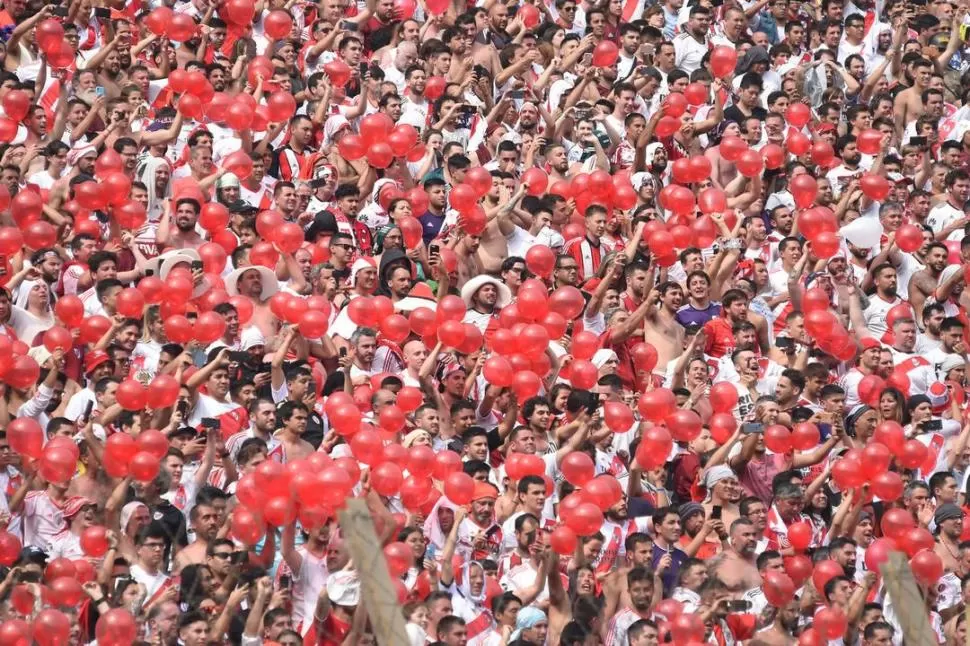 INFALTABLES.La parcialidad de River volvió a decir presente, esta vez colmando las tribunas del Monumental de Lima.  prensa river
