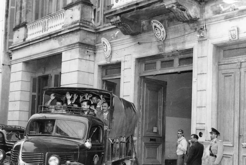 VIEJO COMANDO. Un camión con personal del Ejército sale del edificio de 24 de Setiembre 829, sede entonces de la autoridad militar de la región. 