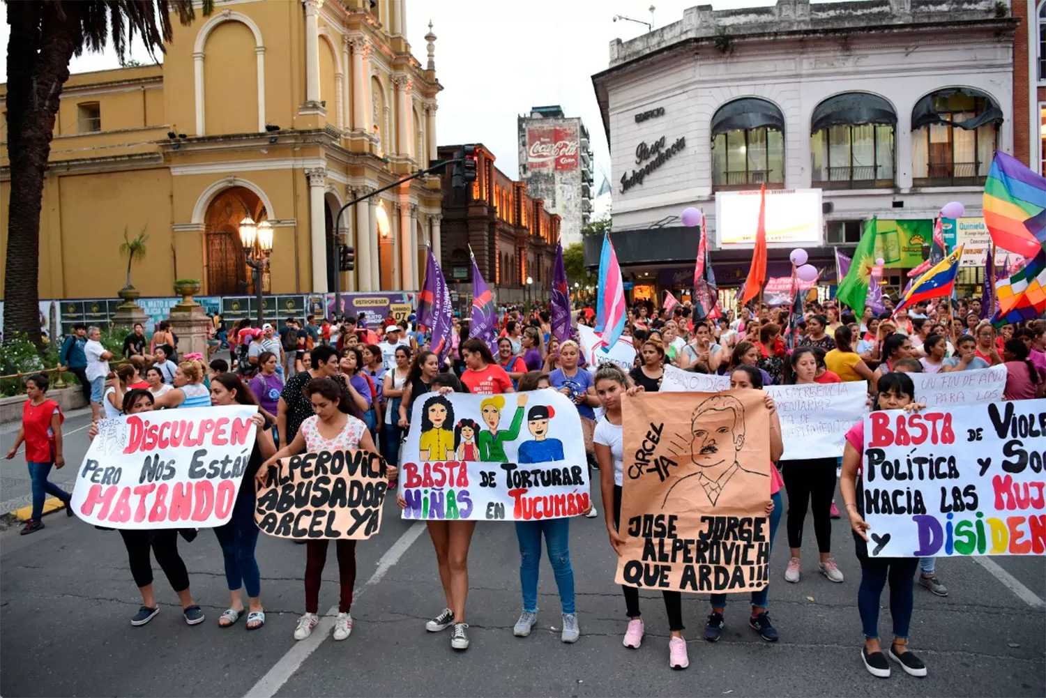 MOVILIZACIÓN. Mujeres marcharon hacia la plaza Independencia en contra de la violencia de género.