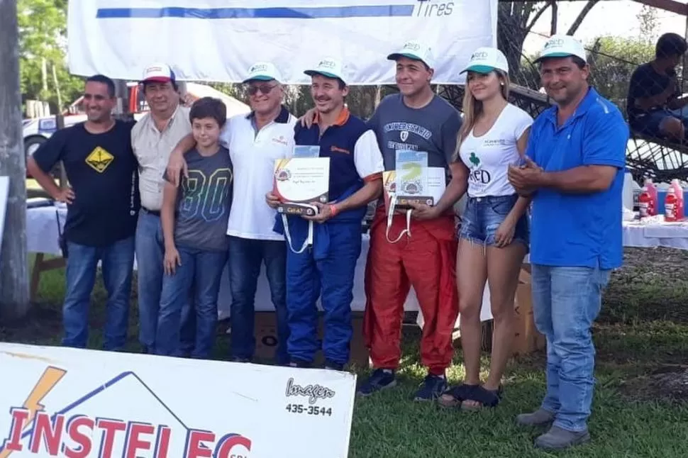 EL PODIO PRINCIPAL. El momento de la premiación de la clase A-7, con los tres Reginato en el medio, los hermanos Daniel y Rodolfo Bollero, y amigos. 