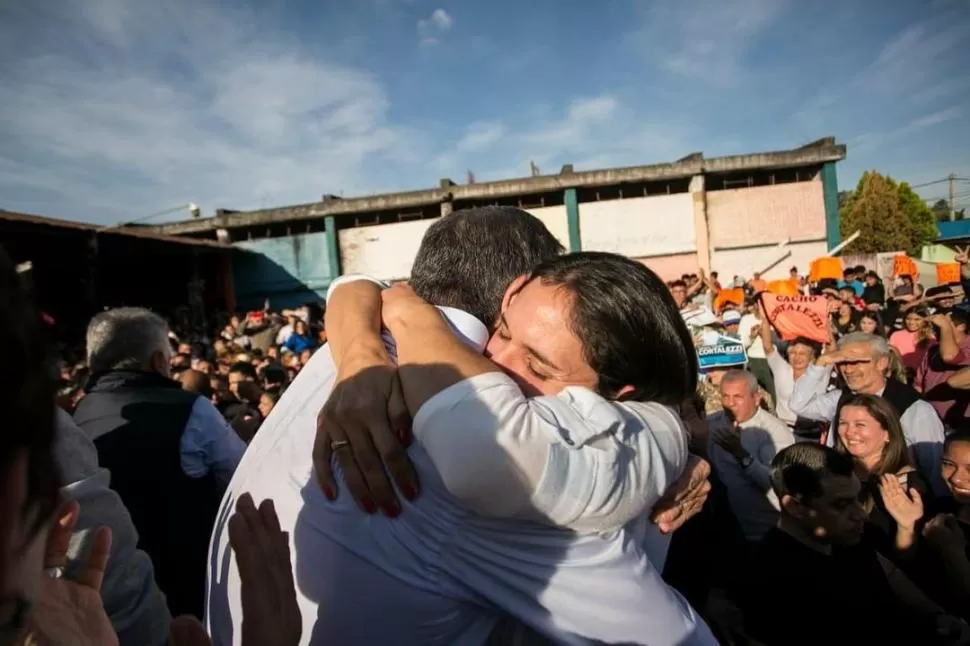 EN LAS REDES SOCIALES. La legisladora ya se había expresado respecto a la denuncia y acompañó sus palabras con una foto en la que abraza a su padre. @saraalperovich