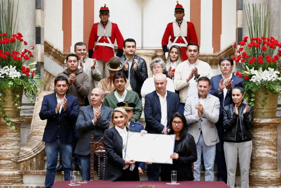PACTO. La presidenta interina promulgó la ley sancionada por el Congreso.  