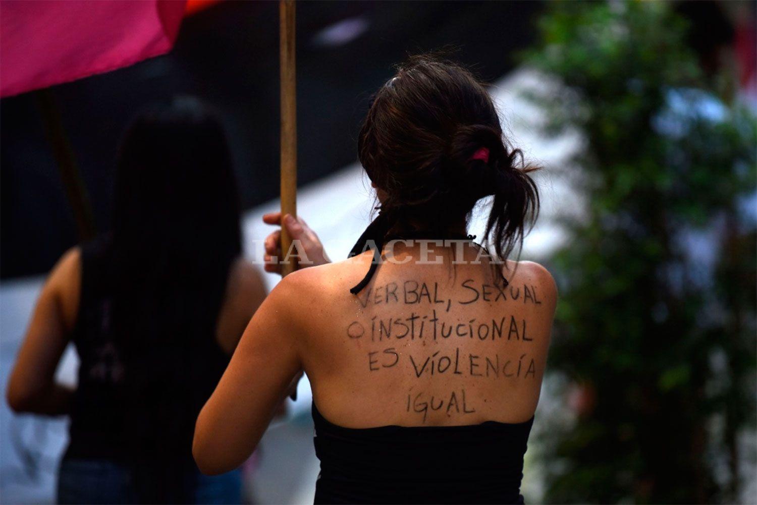 EN CONTRA DE LA VIOLENCIA. Mujeres se movilizaron esta tarde.