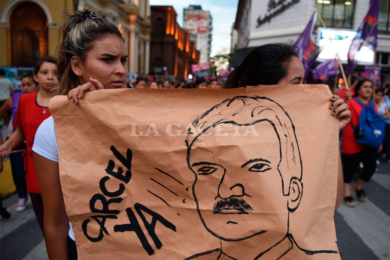 ESCRACHADO. Hubo carteles y cánticos en contra de José Alperovich.