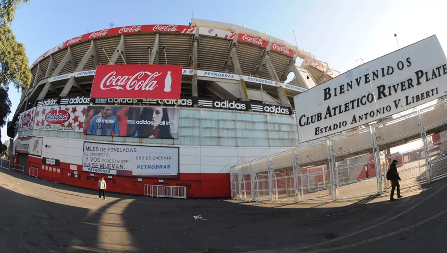 La AFA propuso La Bombonera y Conembol eligió El Monumental de Nuñez. (ARCHIVO)