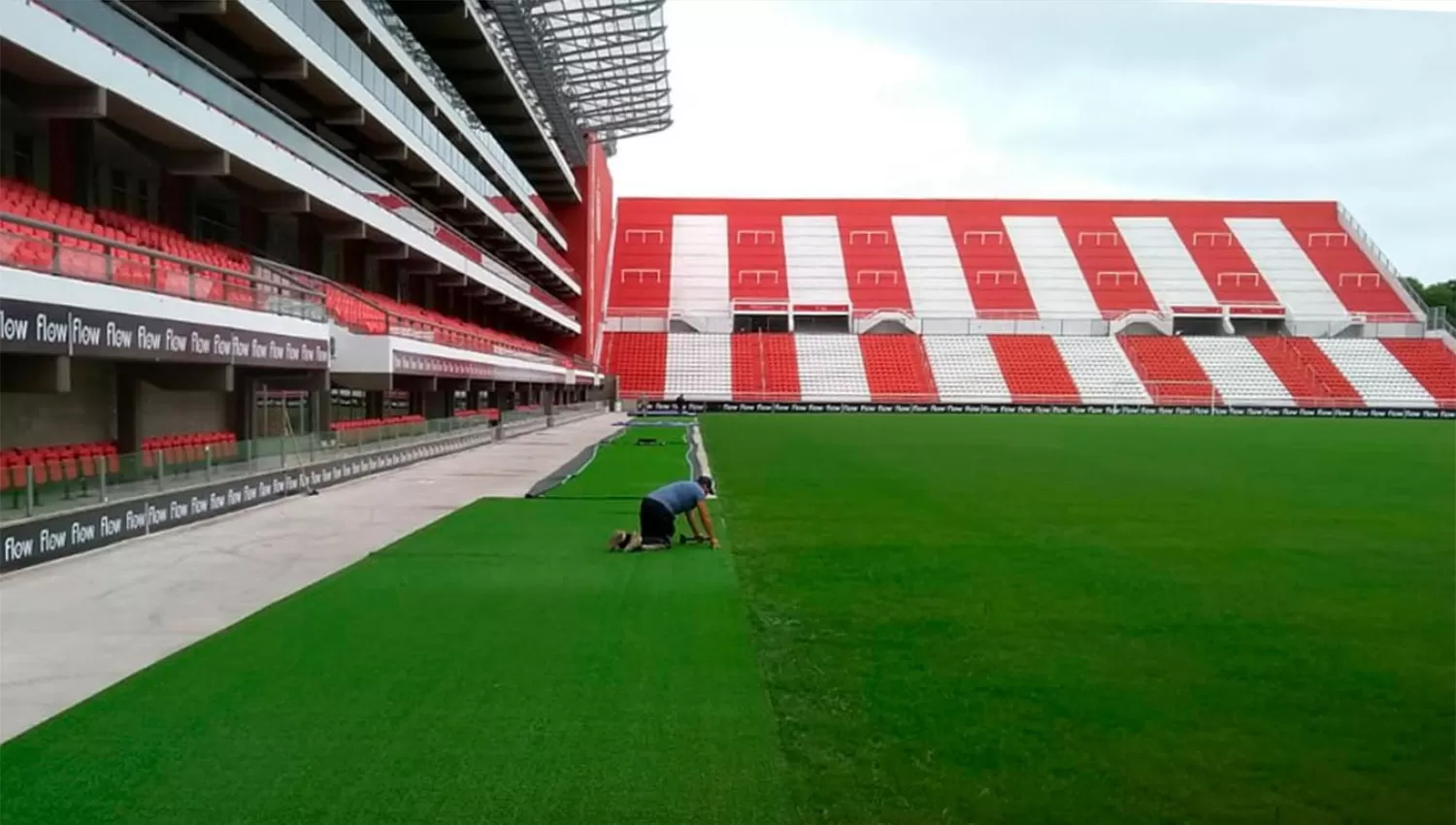 El césped sintético fue colocado esta mañana. FOTO TOMADA DE TWITTER.COM/EDELPOFICIAL