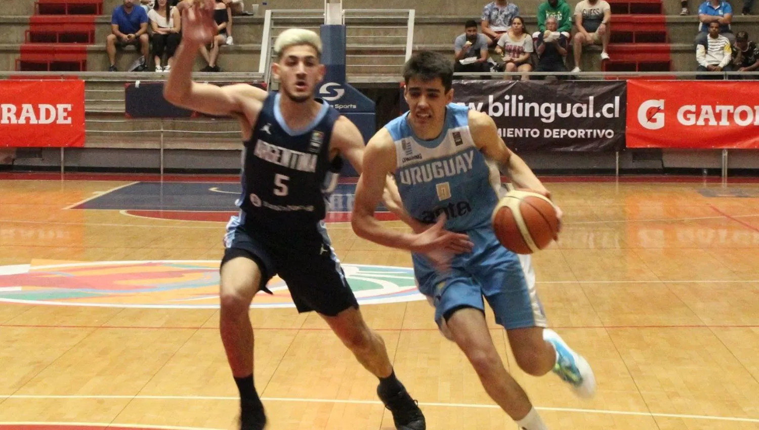 El tucumano Tomás Allende en acción contra la Celeste. (FOTO TOMADA DE PRENSA CABB)