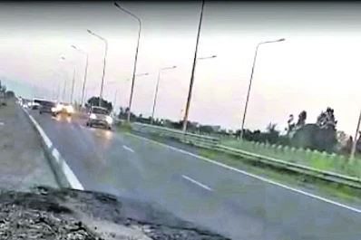 Tragedia por un bache en la autopista