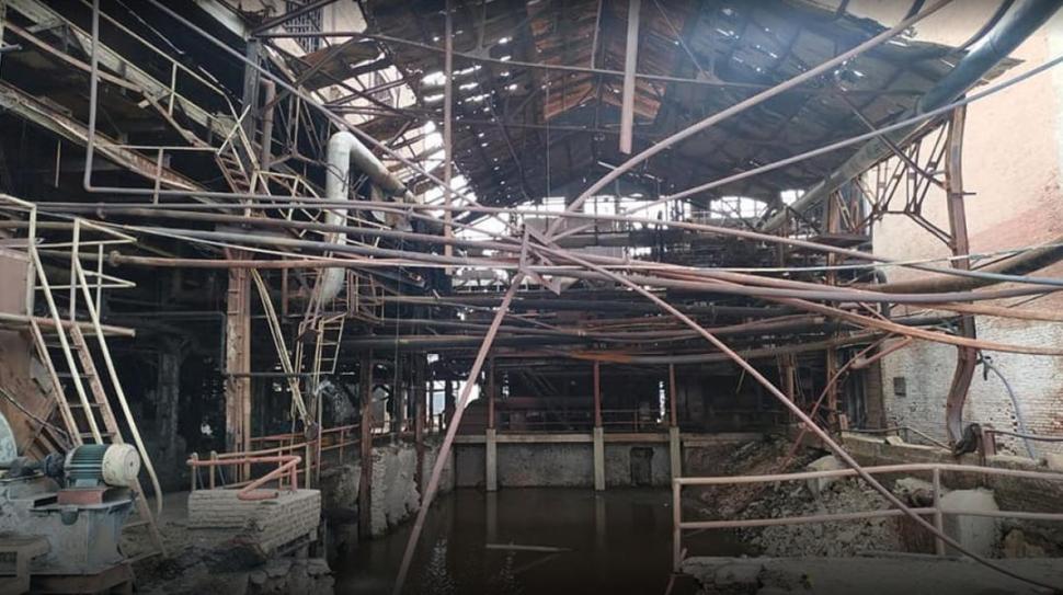 DAÑOS E INUNDACIÓN. El galpón quedó muy afectado por el intenso calor de las llamas y la gran cantidad de agua usada para apagar el incendio. quepasajujuy.com.ar